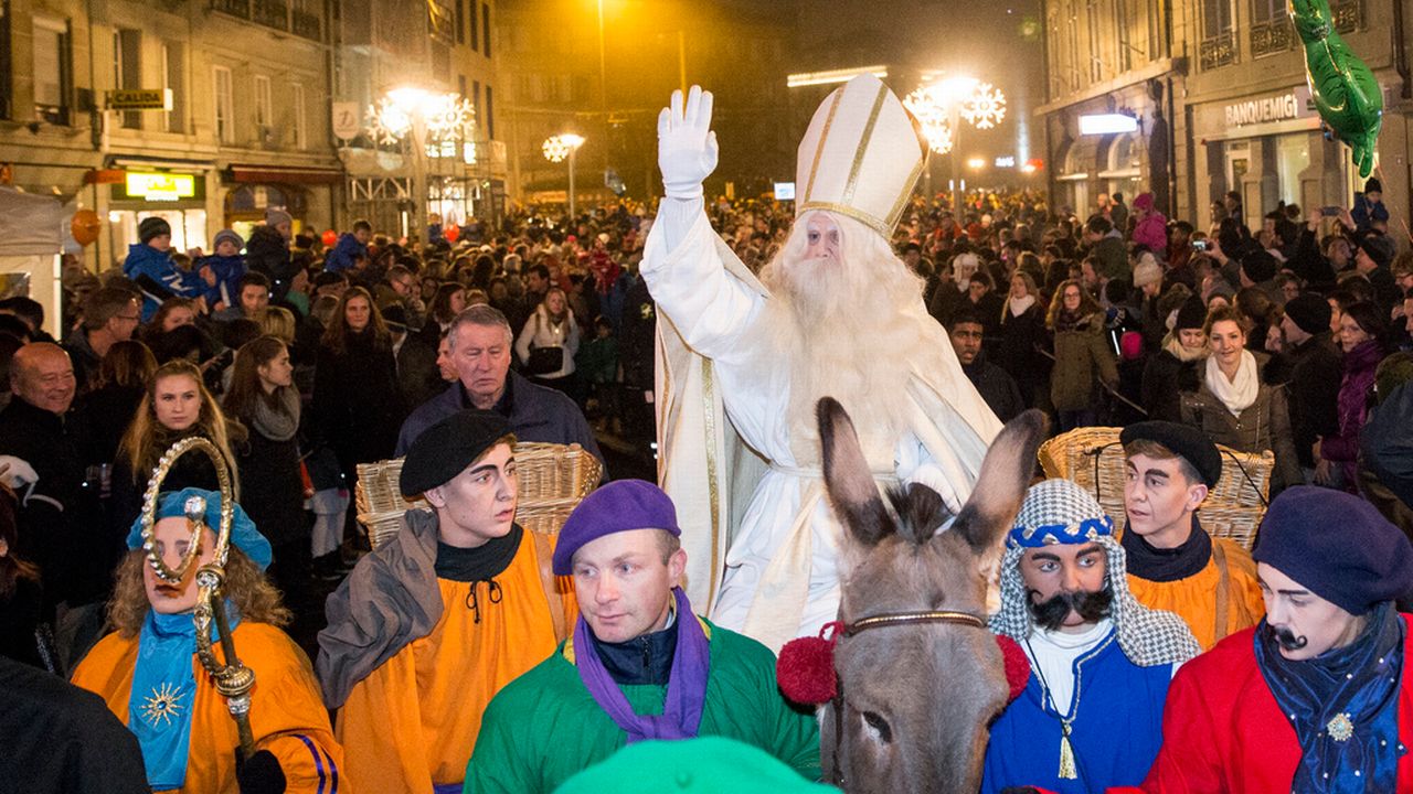 Saint-Nicolas salue la foule dans les rues de Fribourg. [Peter Klaunzer - Keystone]