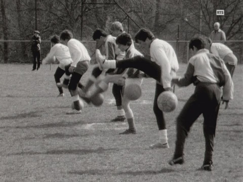 Entraînement de football à Genève par le mouvement Jeunesse et sport en 1969. [RTS]