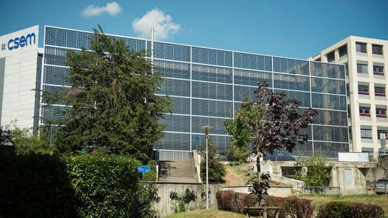 La façade photovoltaïque du CSEM à Neuchâtel, symbole de la volonté de développement durable à Neuchâtel. [neuchatelville.ch]