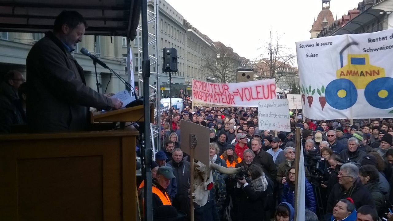 Près de 10'000 paysans venant de toute la Suisse ont manifesté le 27 novembre à Berne. Ils s'opposent au plan d'économies préconisé par la Confédération. [Daniel Bachmann]