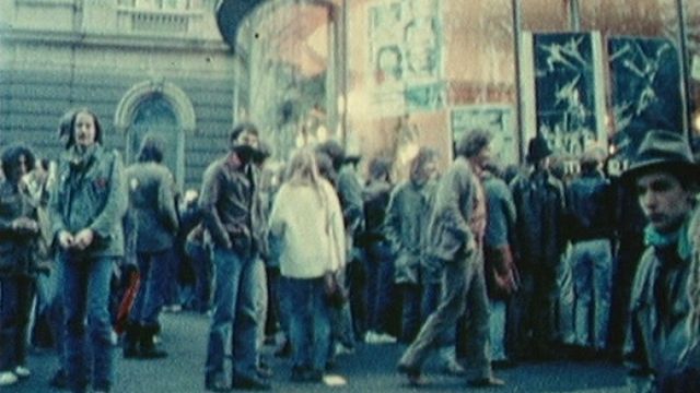 Manifestation de jeunes de la culture alternative devant l'Opéra de Zurich en 1980. [RTS]