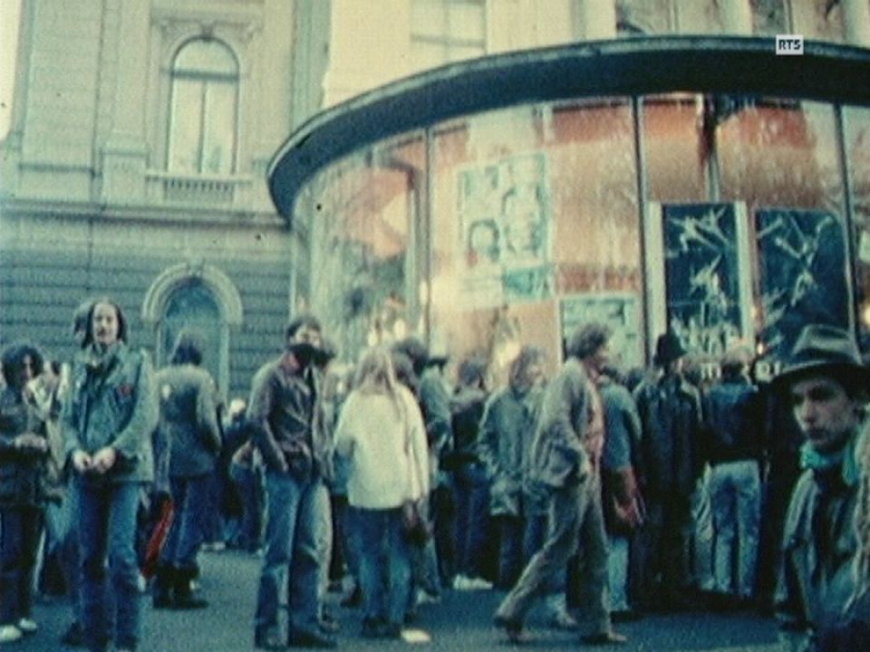 Manifestation de jeunes de la culture alternative devant l'Opéra de Zurich en 1980. [RTS]