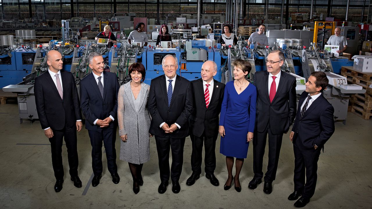 L'industrie suisse est à l'honneur sur la photo officielle 2016 du Conseil fédéral. [Edouard Rieben - Chancellerie fédérale]