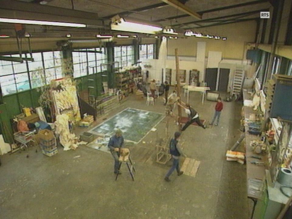 Des artistes au travail dans l'un des ateliers du site Artamis à Genève. [RTS]