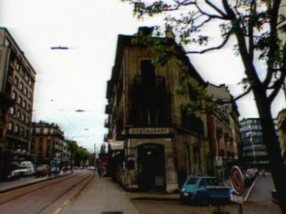 Immeuble où logeait Alberto Giacometti à Genève. [Capture Tickets de premières 1986 - RTS]