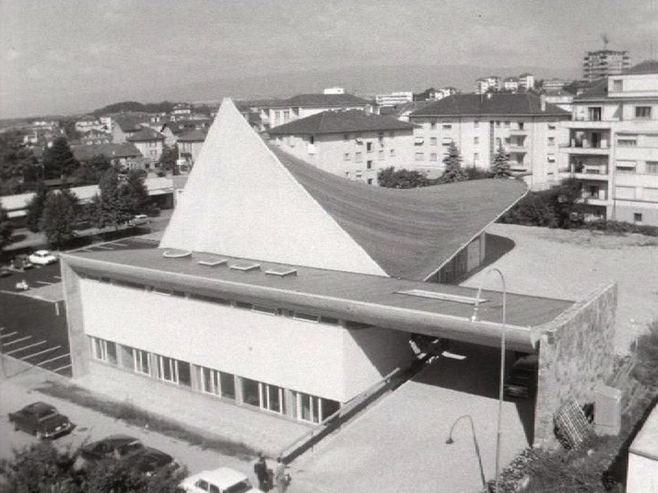 Une église très moderne à Renens, 1966. [RTS]