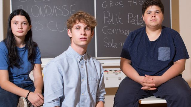 Aurélie (13 ans), Nicolas (18 ans) et Ruben (14 ans), témoignent de leur expérience d'être victimes de harcèlement à l'école. [Jay LOUVION - RTS]