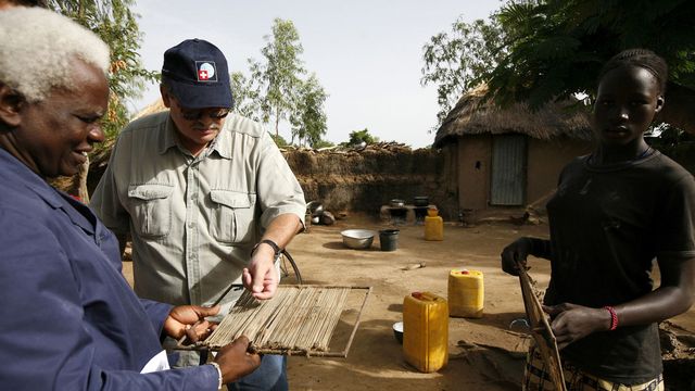 Un collaborateur de la DDC dans un village burkinabé en 2007. [Keystone]