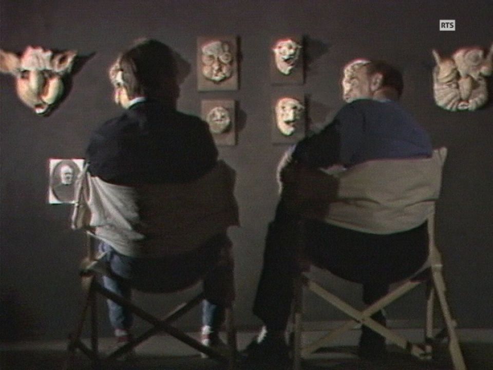 Bernard Haller avec Michel Thévoz au Musée de l'Art brut à Lausanne, en 1984. [RTS]
