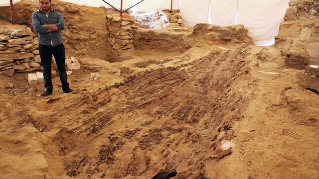 Des archéologues tchèques ont découvert un ancien bateau funéraire vieux de 4'500 ans, dans l'ancien royaume d'Abousir, au sud-ouest du Caire. [AFP]