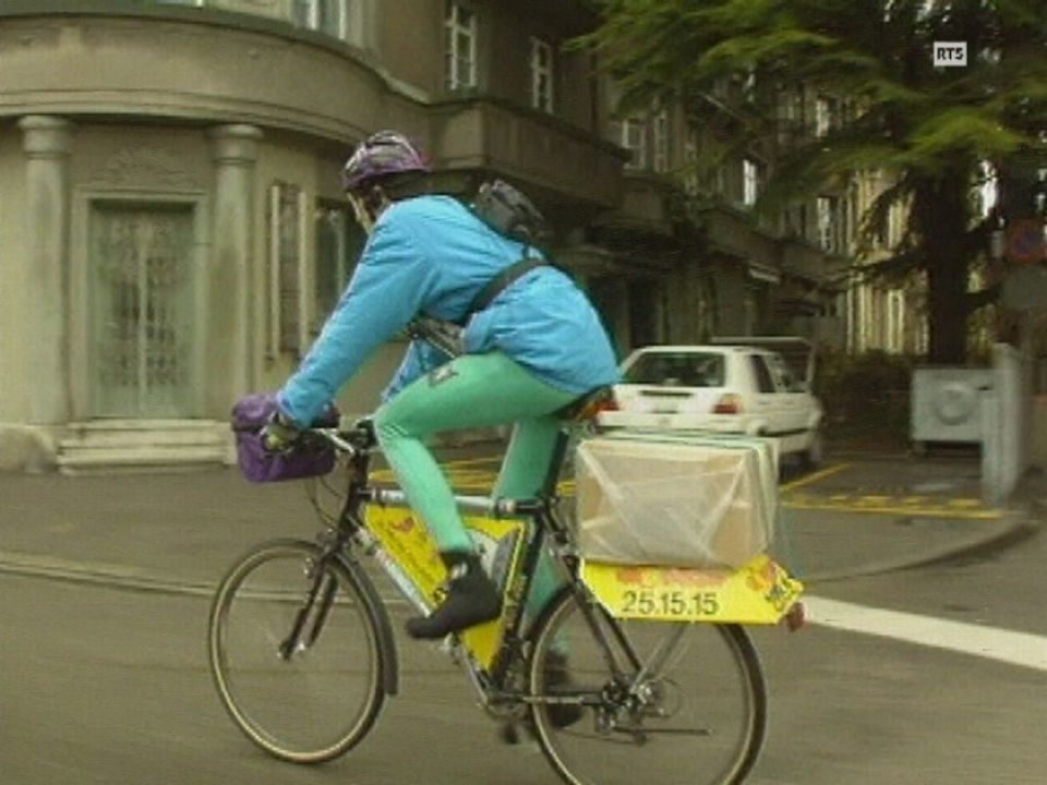 Un coursier de Courrier Vélo dans les rues de Bienne. [RTS]