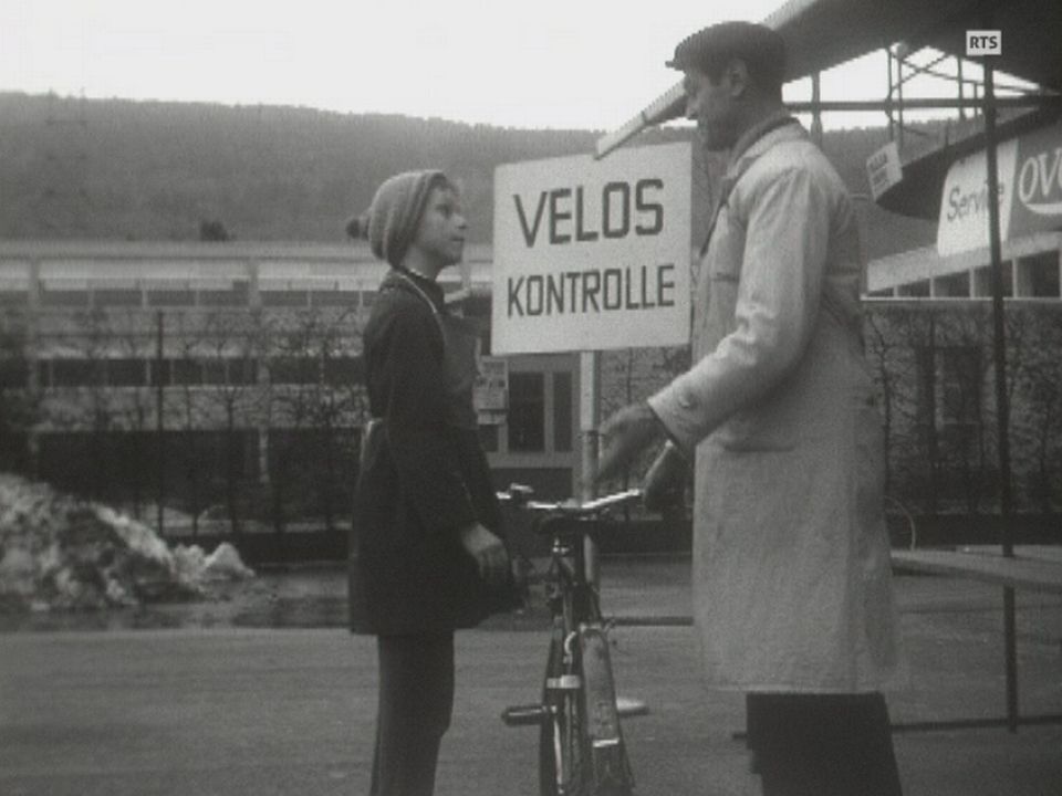 Contrôle technique d'un vélo à Bienne en 1962. [RTS]