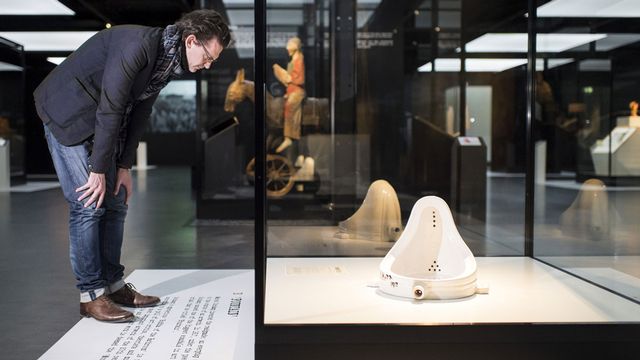 Juri Steiner devant la "Fontaine" de Marcel Duchamp présentée lors de l'exposition "Dada Universel" au musée national de Zurich. [Ennio Leanza - Keystone]
