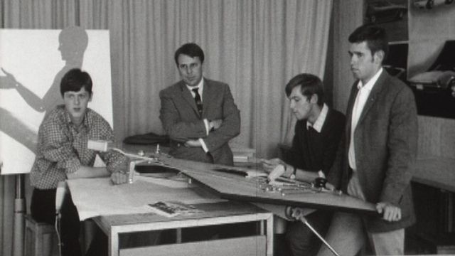 Des étudiants en design et leur professeur à l'école des Beaux-Arts de Genève en 1969. [RTS]