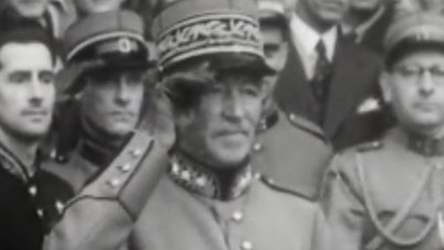 Le général Henri Guisan à Berne le 19 août 1945. [Cinéjournal ]
