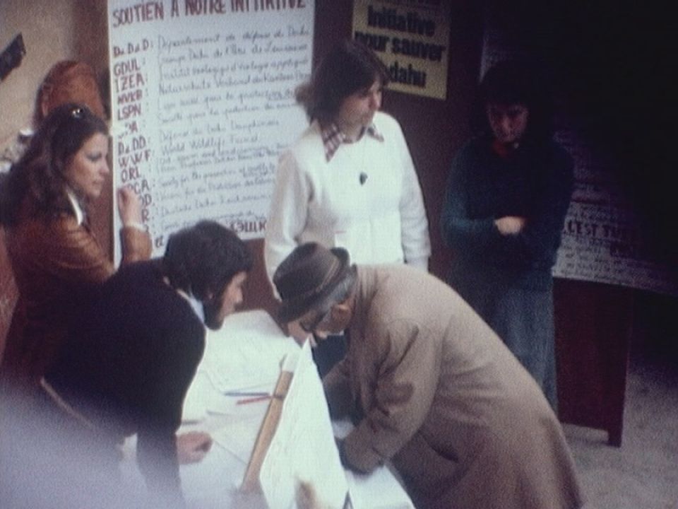 Récolte de signatures pour l'initiative "Sauvez le Dahu" en 1977. [RTS]