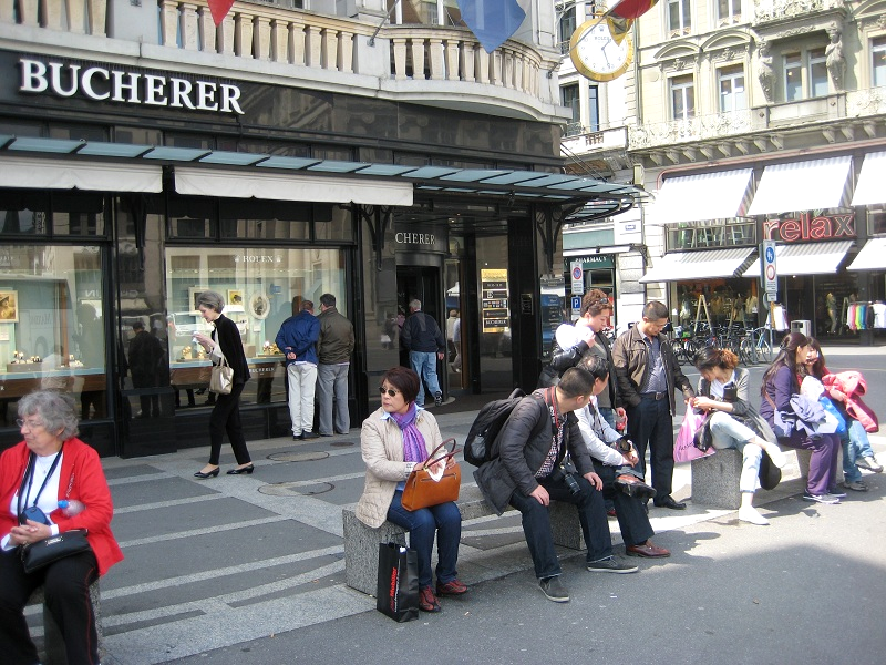 Turistas chinos en Lucerna. [Alain Arnaud - RTS]