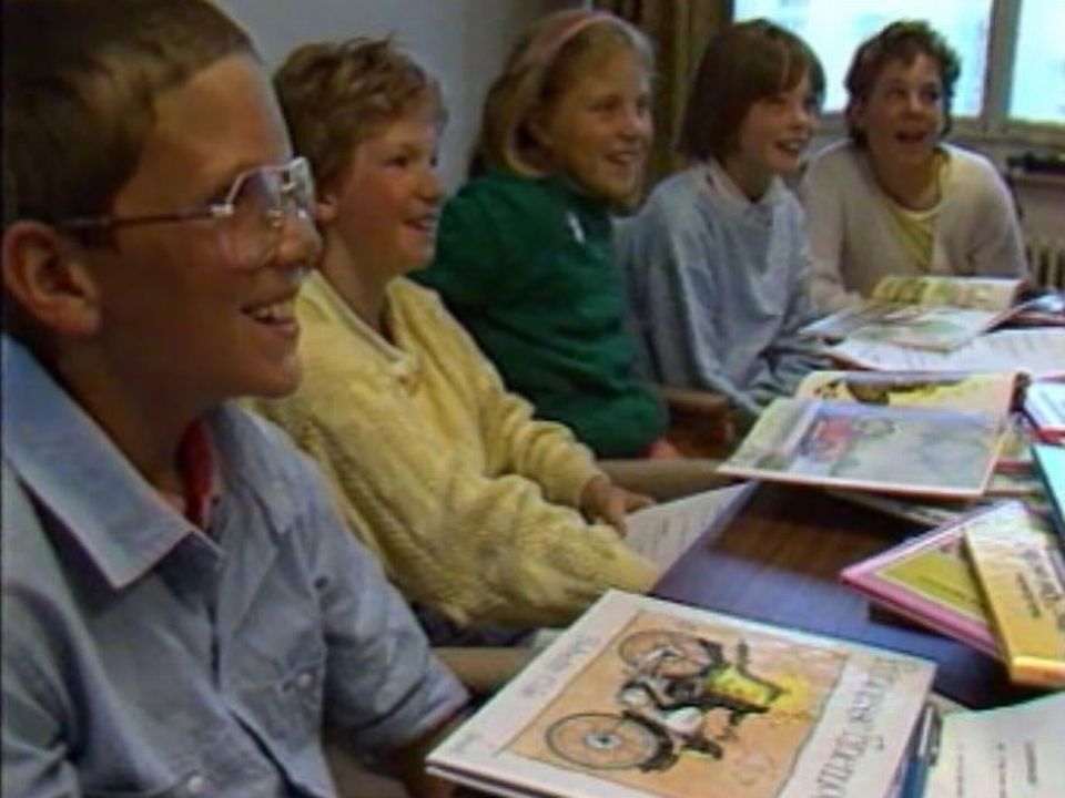 Le jury d'enfants du prix Enfantaisie 1987 en délibération [RTS]
