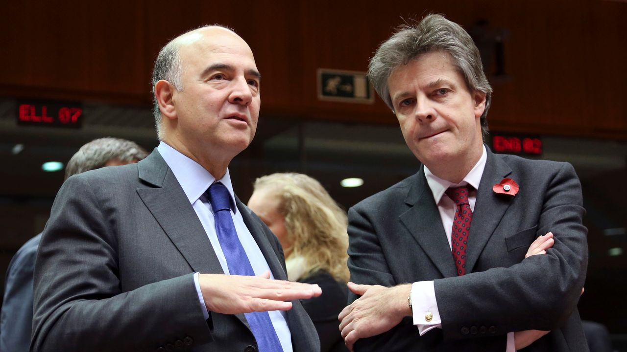 Le commissaire européen à la Fiscalité, Pierre Moscovici (à gauche), et son collègue chargé de la Stabilité financière, Jonathan Hill (à droite). [Reuters]