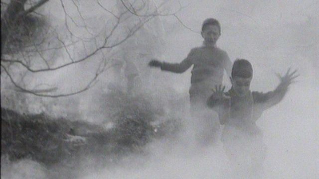 Enfants boutant le feu à un champ en 1964. [RTS]