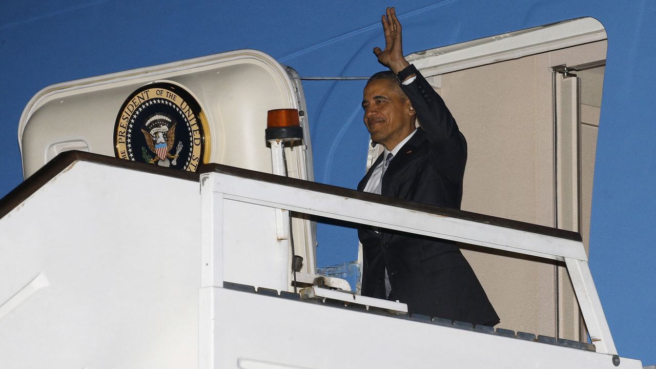 Barack Obama à son arrivée jeudi à bord de l'avion de la présidence américaine Air Force One à l'aéroport de Stansted près de Londres. [Kevin Lamarque - Reuters]