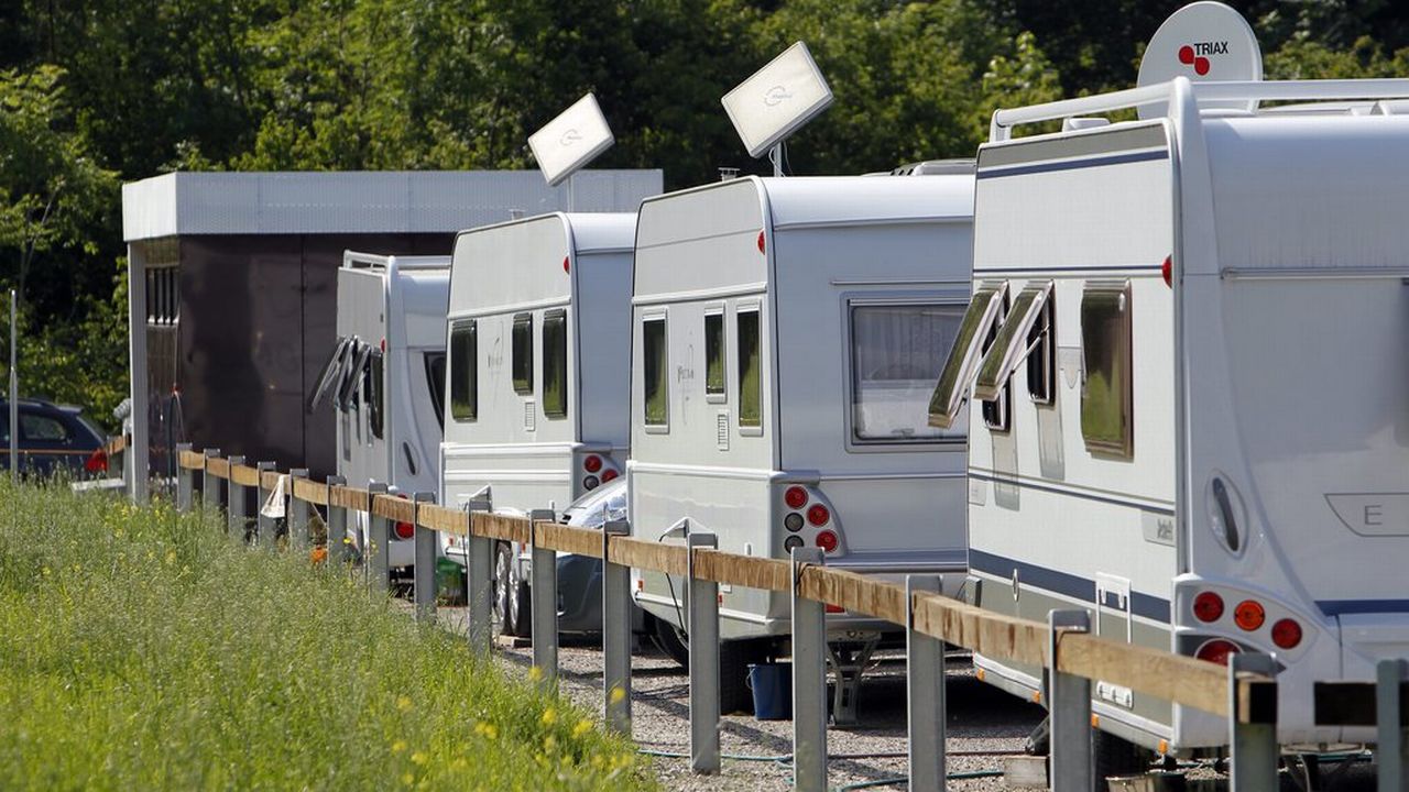 Le nombre de caravanes a grimpé de 256 à 910 dans le canton de Fribourg en 2015. [Urs Flueeler - Keystone]