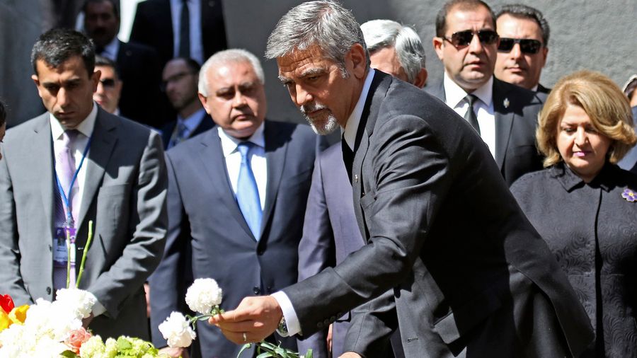 George Clooney a déposé des fleurs au mémorial du génocide à Erevan.