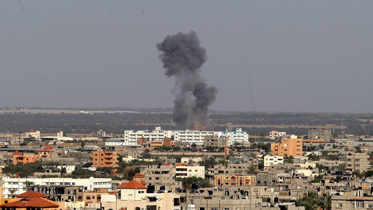 De la fumée s'élève après un raid israélien dans la région de Rafah. [Ibrahim Khatib /Citizenside - AFP]