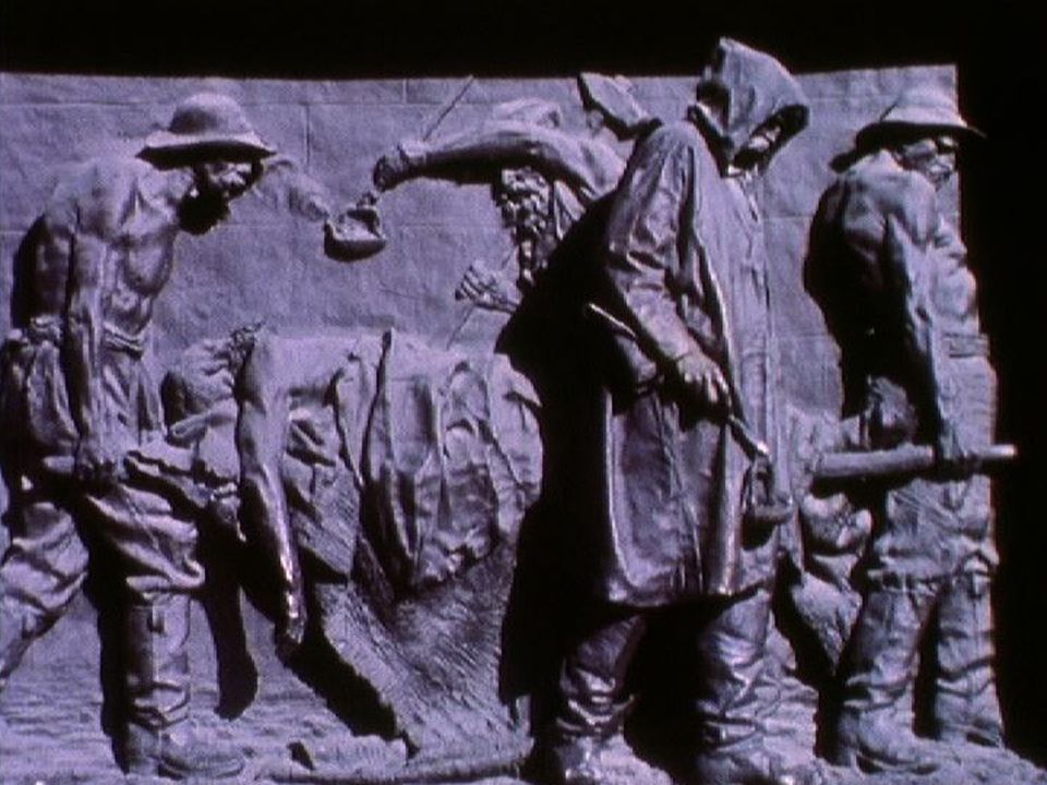 Monuments aux ouvriers morts sur le chantier du premier tunnel ferroviaire du Gothard. [RTS]