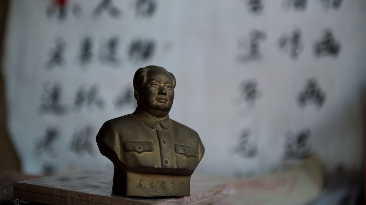 Cinquante ans après, le culte de Mao continue en Chine où il reste possible d'acheter des statuettes à son effigie comme ici, sur un marché de Pékin. [Nicolas Asfouri - AFP]