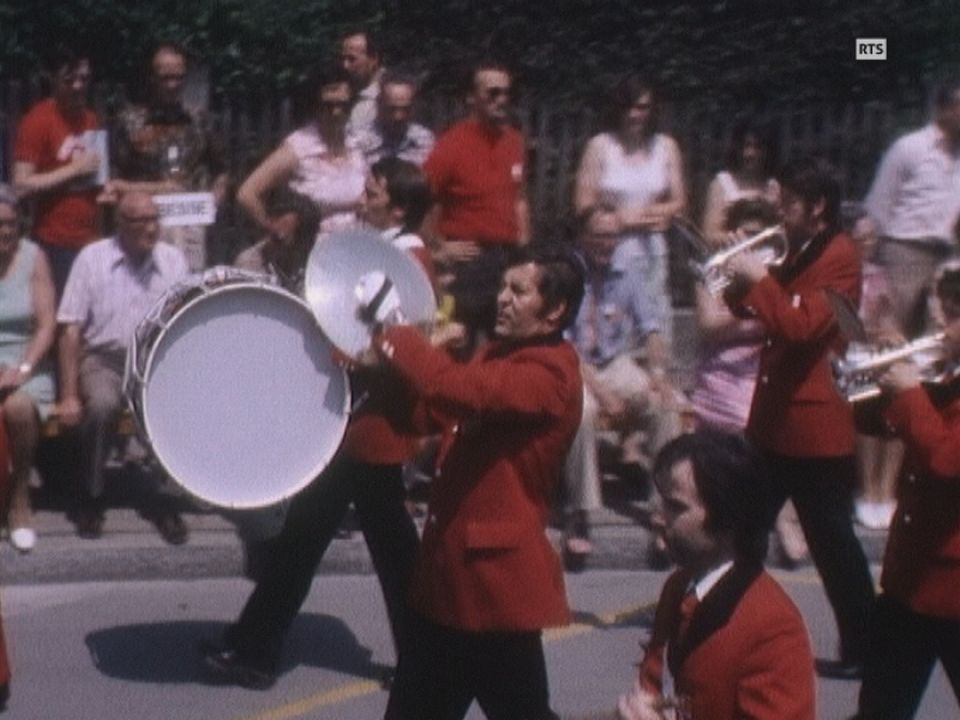 Défilé de fanfare lors de la 26e Fête fédérale de musique de Bienne en 1976. [RTS]