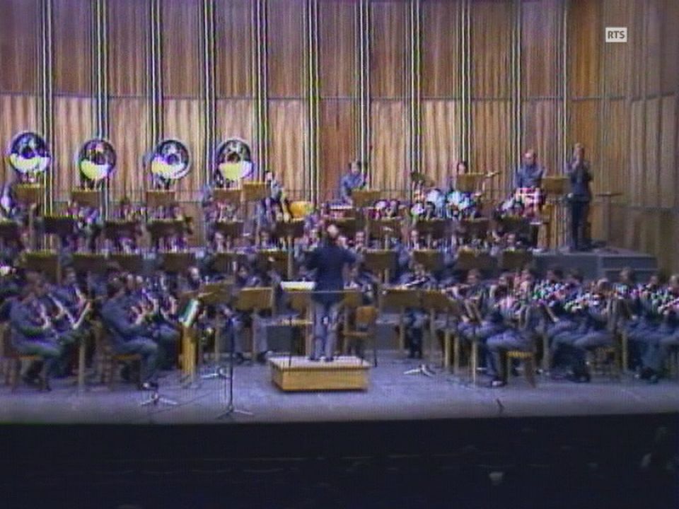 Le Corps de musique l'armée suisse joue au Palais de Beaulieu en 1980. [RTS]