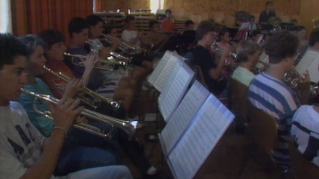 Les musiciens de l'Harmonie du Pontet à Vufflens-la-Ville en 1992. [RTS]