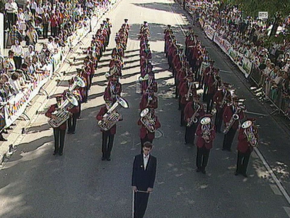 Concours de marche de la société Feldmusik Hochdorf à la Fête fédérale d'Interlaken en 1996. [RTS]