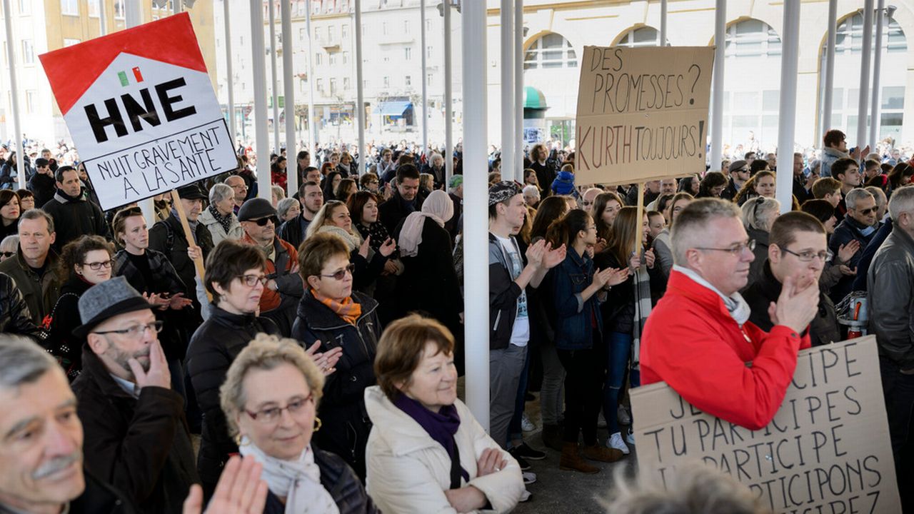 Des manifestants défilent en faveur du maintien du site de La Chaux-de-Fonds de l'Hôpital neuchâtelois samedi 19 mars. [Laurent Gilliéron - Keystone]