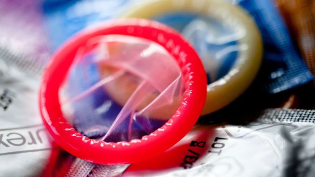 La commission parlementaire VIH SIDA s'apprête à réclamer que les fabricants et les distributeurs fournissent de plus grandes tailles de préservatifs. [Garo - Phanie - AFP]