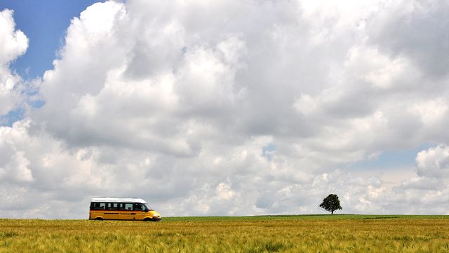 Le bus scolaire file à l’école jeudi en début d'après-midi près de Penthéréaz (VD). [Bernard Favre - vosinfos]