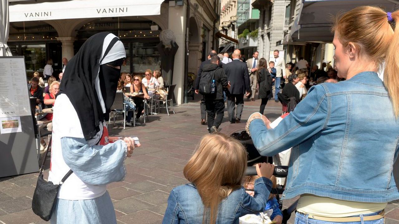 Le peuple tessinois a accepté en septembre 2013 une initiative exigeant l'interdiction du port de la burqa et du niqab dans l'espace public. [Karl Mathis - Keystone]