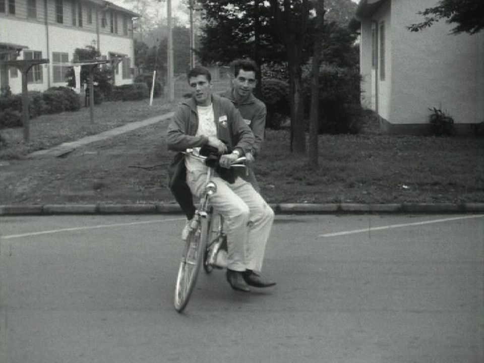 Les athlètes suisses découvrent les joies du vélo au village olympique de Tokyo, 1964. [RTS]