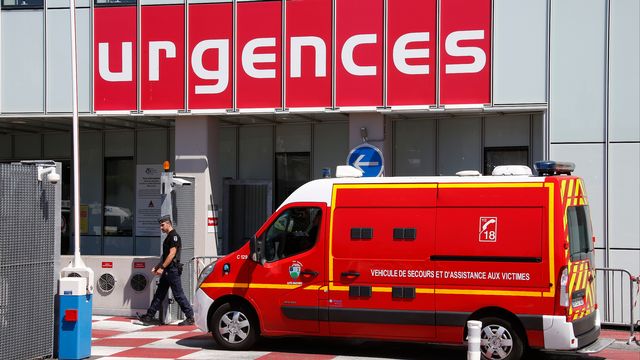 Une ambulance devant l'hôpital Pasteur à Nice, le 17 juillet 2016. [Eric Gaillard - REUTERS]