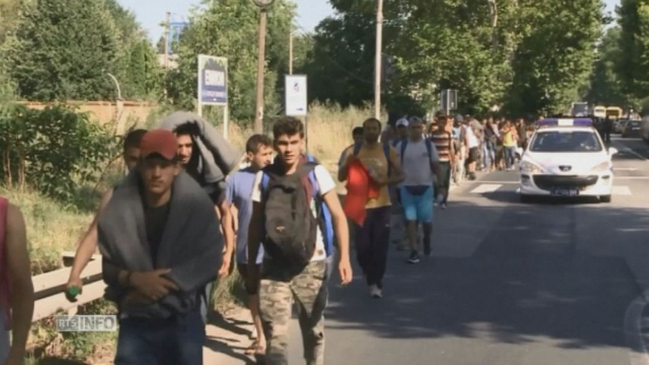 Environ 300 migrants marchent vers la Hongrie [RTS]