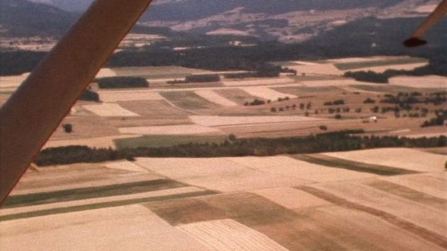 Vue aérienne du pied du Jura, région très touchée par la sécheresse de 1976. [RTS]