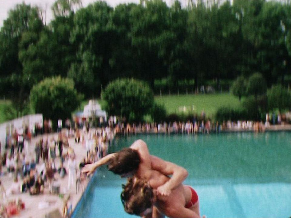Plongeons acrobatiques à la piscine de la Chaux-de-Fonds en 1981. [RTS]
