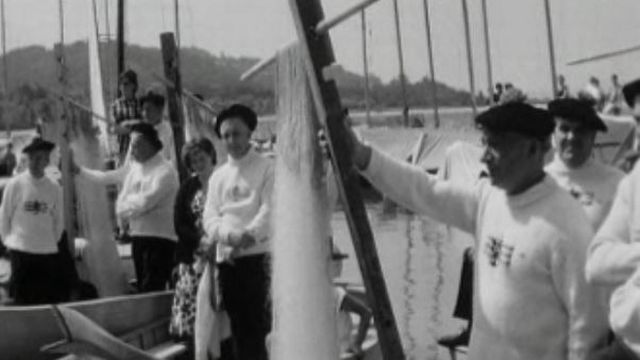 Bénédiction de bateaux en 1965 à Estavayer-le-lac. [RTS]