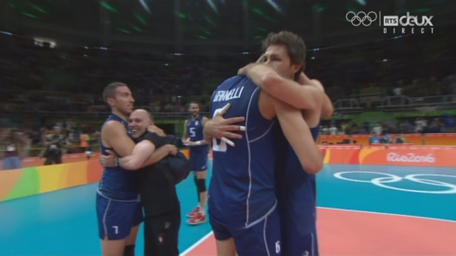 Volleyball messieurs, ½. ITA – USA 3-2 (30-28  26-28 9-25 25-22 15-9). Les USA ont 5 balles de match contre eux (à 14-9). L’Italie affrontera le vainqueur de Russie – Brésil en finale [RTS]