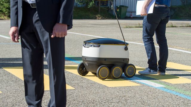 La Poste suisse a présenté à Berne le robot livreur de colis qu'elle va tester dès septembre. [Lukas Lehmann - Keystone]