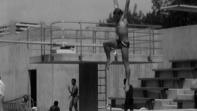 Plongeons à la piscine des Vernets en 1970. [RTS]