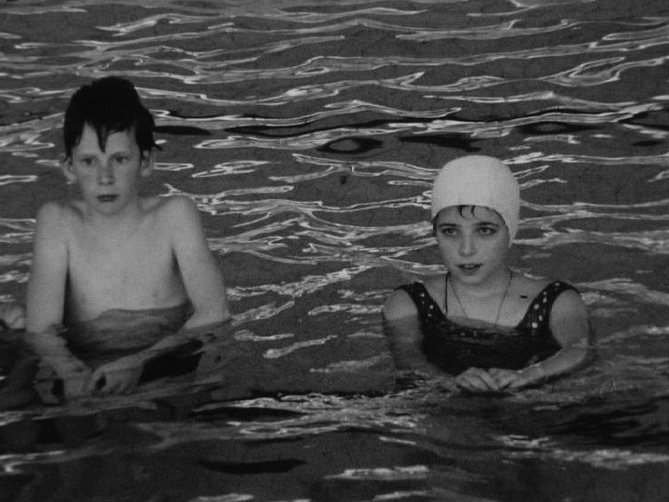Cours de natation à la piscine des Vernets en 1968. [RTS]