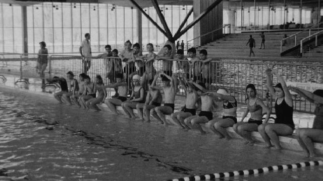 Cours de natation à la piscine des Vernets en 1968. [RTS - RTS]