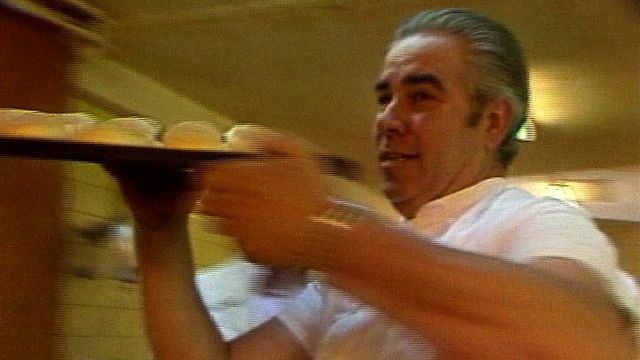 Préparation des petits pains de Rolle par le boulanger Zemp, 1979. [RTS]